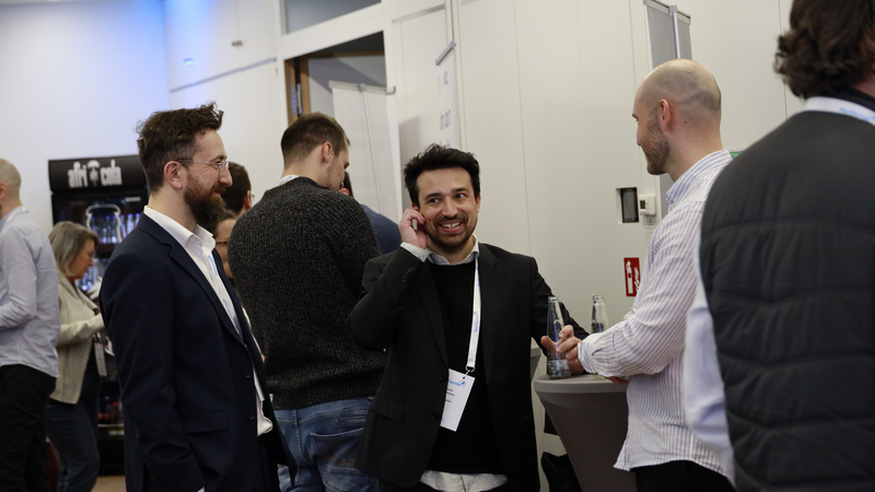 Austausch zwischen Start-ups und KMU beim B2B-DemoDay in der TechBase Regensburg.