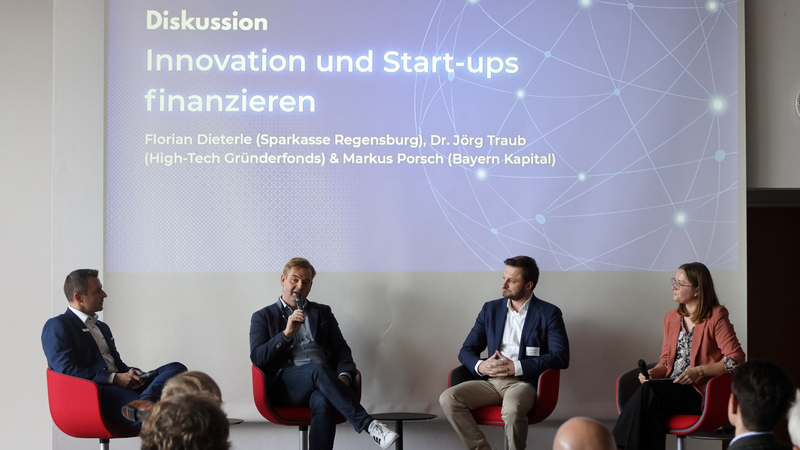 Finanztalk-Runde auf der Bühne beim Kooperationsforum Mittelstand & Start-up