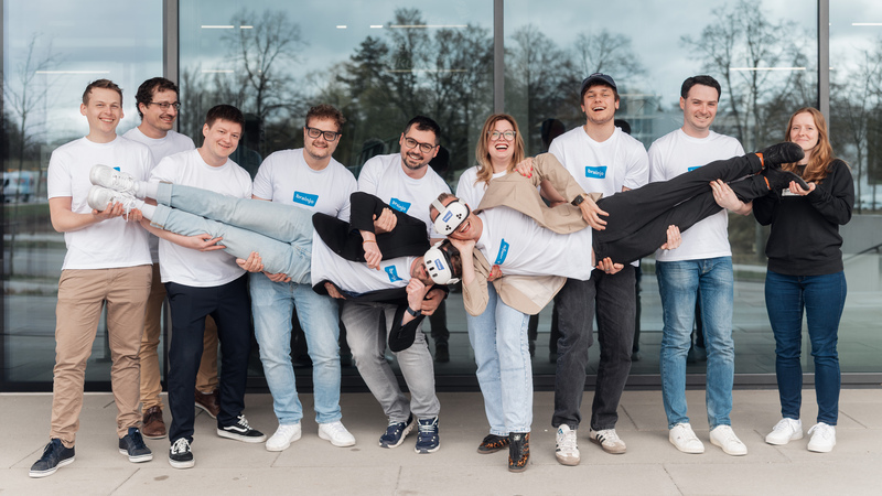 Das gesamte Team von brainjo vor der TechBase
