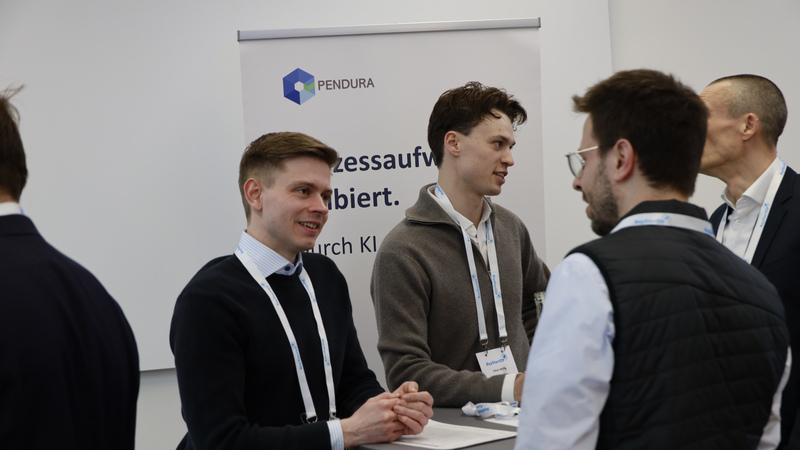 Das Regensburger Start-up Pendura im Gespräch mit Innovationsmanagern von KMU auf dem B2B-DemoDay in Regensburg.