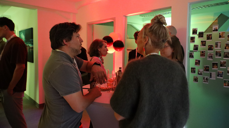 Netzwerken an der Bar bei der Spätschicht im IT-Speicher